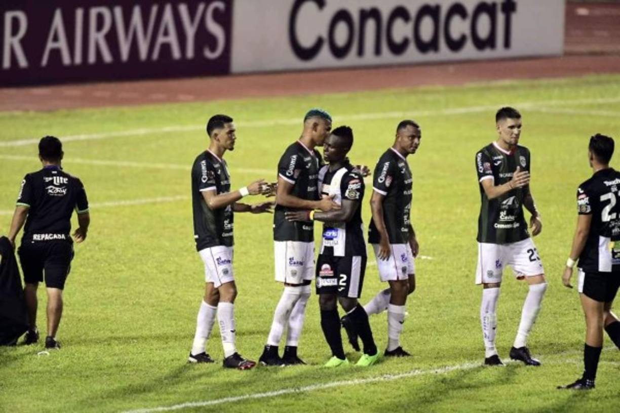 Los jugadores de Marathón saludaron a los del Diriangén al final del partido.