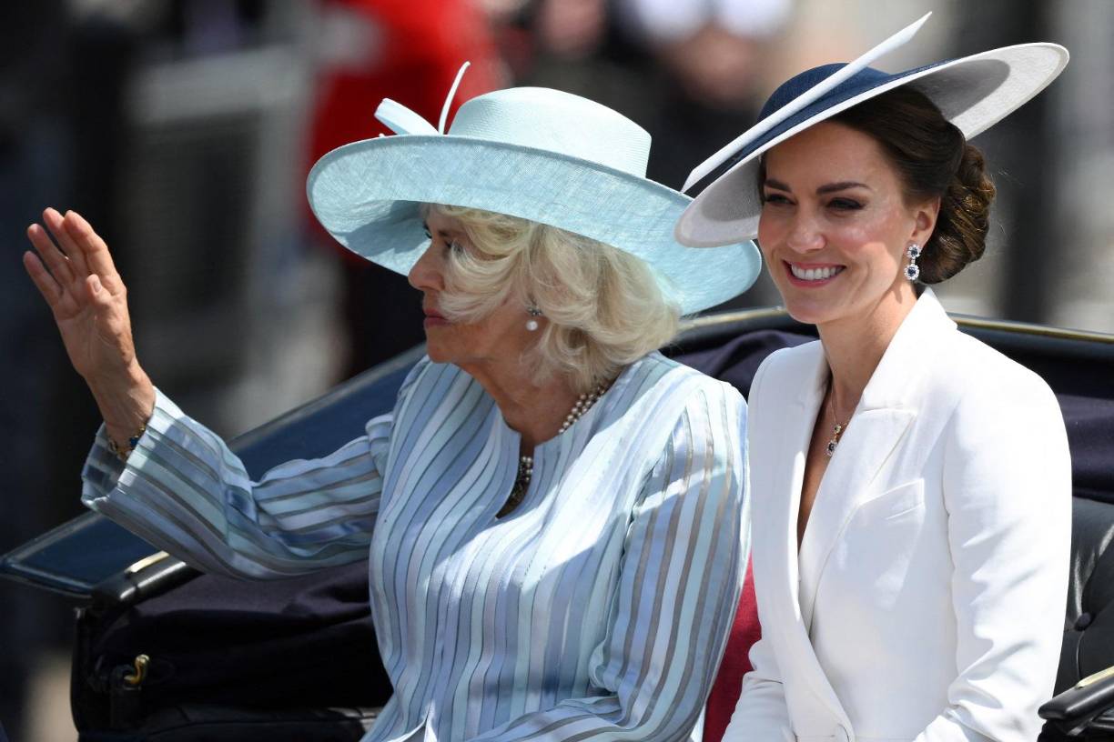 Kate junto a Camilla, duquesa de Cornwall, y esposa del príncipe Carlos. 