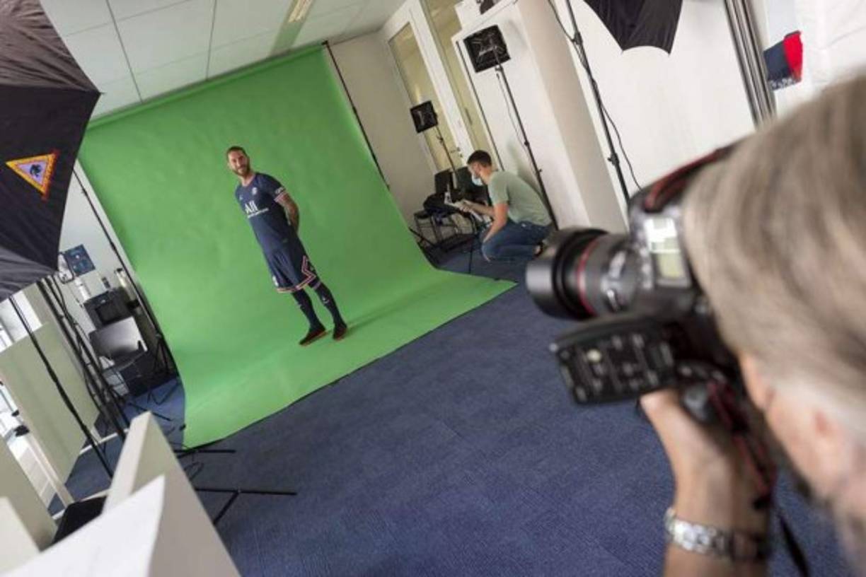 Sergio Ramos, una vez firmado el contrato, se puso el uniforme del PSG para una sesión de fotos con el staff del club parisino.