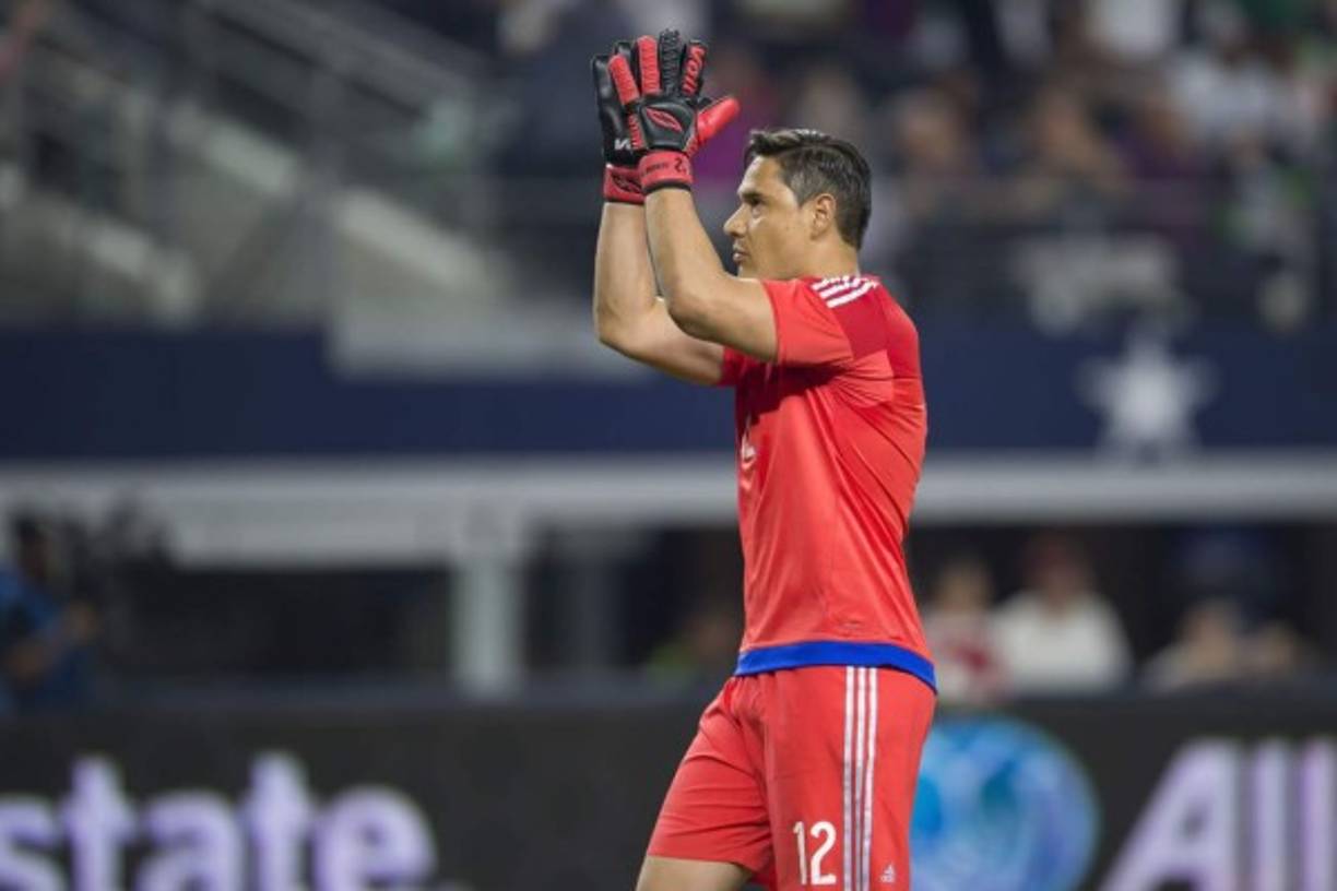 AS Roma's Brazilian defender Juan Silveira Dos Santos (L) is congratulated by teammate forward Francesco Totti after scoring during the Italian serie A football match As Roma vs Inter Milan at Olympic stadium in Rome on February 5, 2012. AFP PHOTO / ALBERTO PIZZOLI