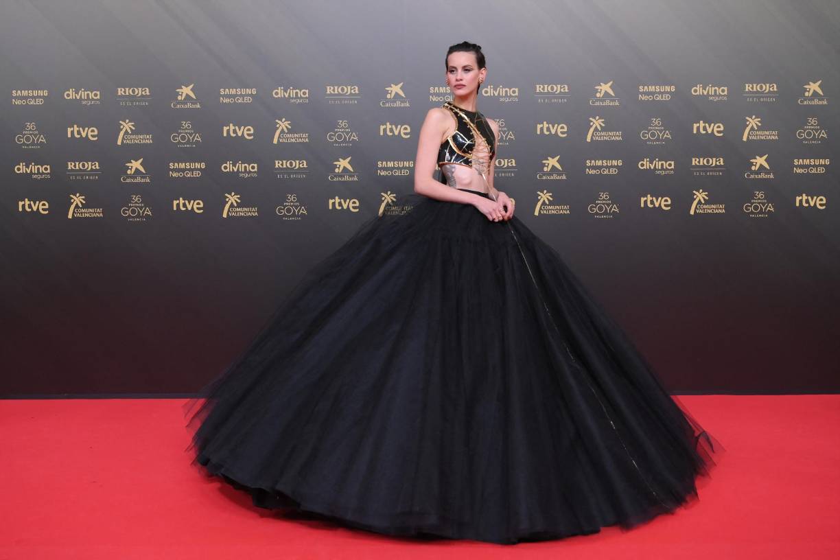 Una vez más Milena Smit no decepcionó sobre la alfombra roja con un impresionante diseño exclusivo de Balmain, con una voluminosa falda. 
