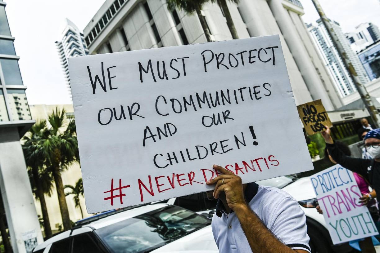 Tomás Jiménez, un joven nacido en Chile pero residente en EE.UU. desde que tenía 2 años, opinó si DeSantis gana las primarias republicanas, “sería un desastre para el país”. También dijo que “el fascismo no es bienvenido en Florida”.