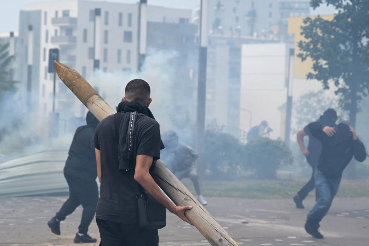 El drama provocó una gran indignación, desde el presidente Emmanuel Macron al futbolista Kylian Mbappé, y para evitar nuevos altercados, el ministro del Interior, Gérald Darmanin, anunció el despliegue este jueves por la noche de 40.000 policías y gendarmes, entre ellos 5.000 en París.