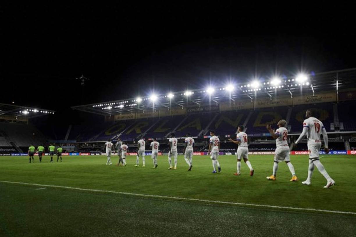 Salida del equipo titular del Olimpia al campo del estadio del club Orlando City de la MLS.