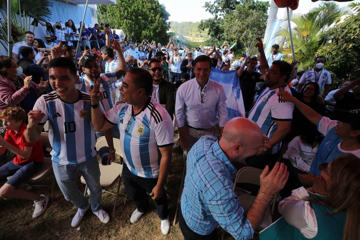 La euforia se apoderó de los presentes, quienes entre abrazos y sonrisas recibieron el tercer título de la Albiceleste en Copas del Mundo.