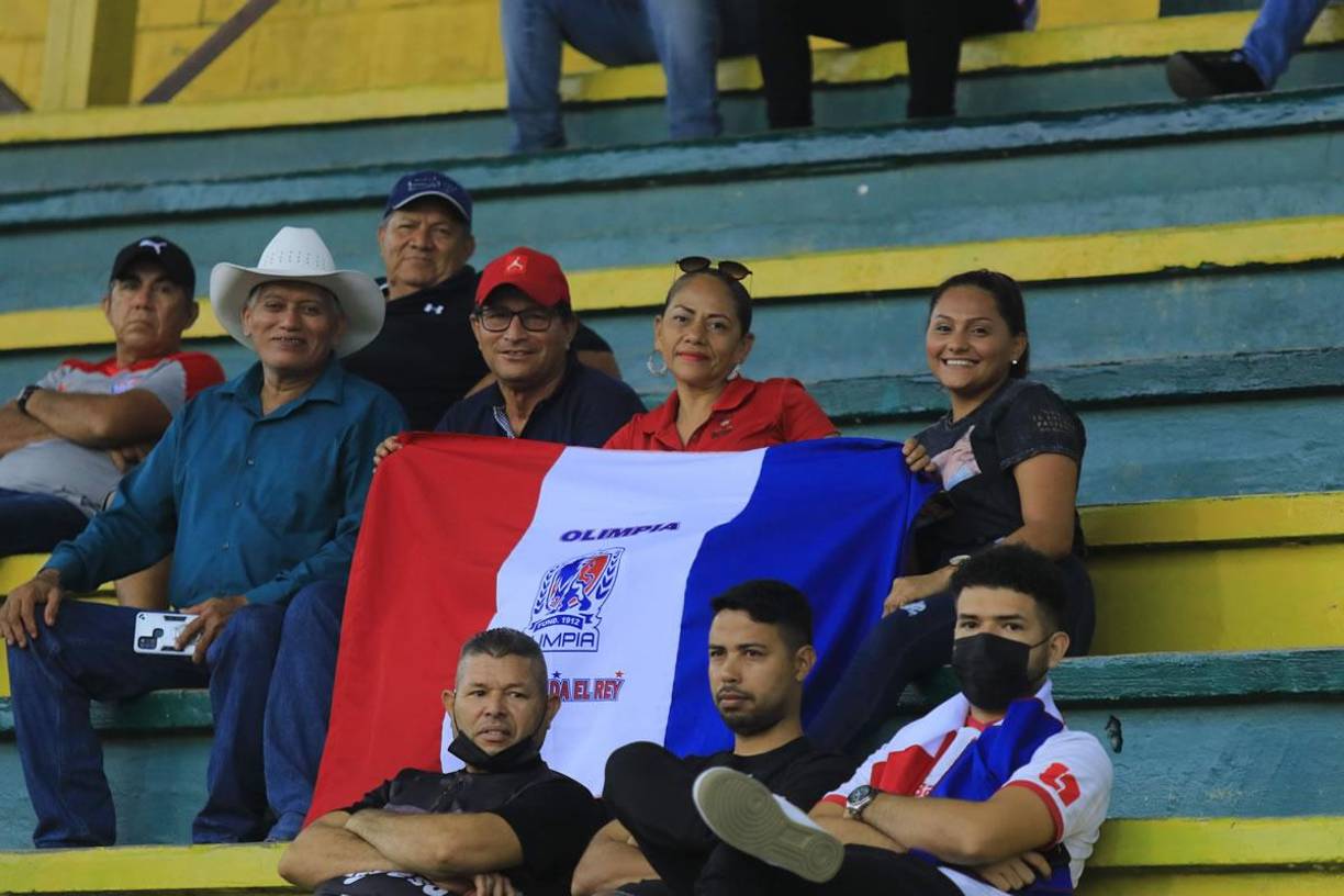 Aficionados del Olimpia llegaron al estadio Humberto Micheletti para apoyar a su equipo ante el Honduras Progreso.