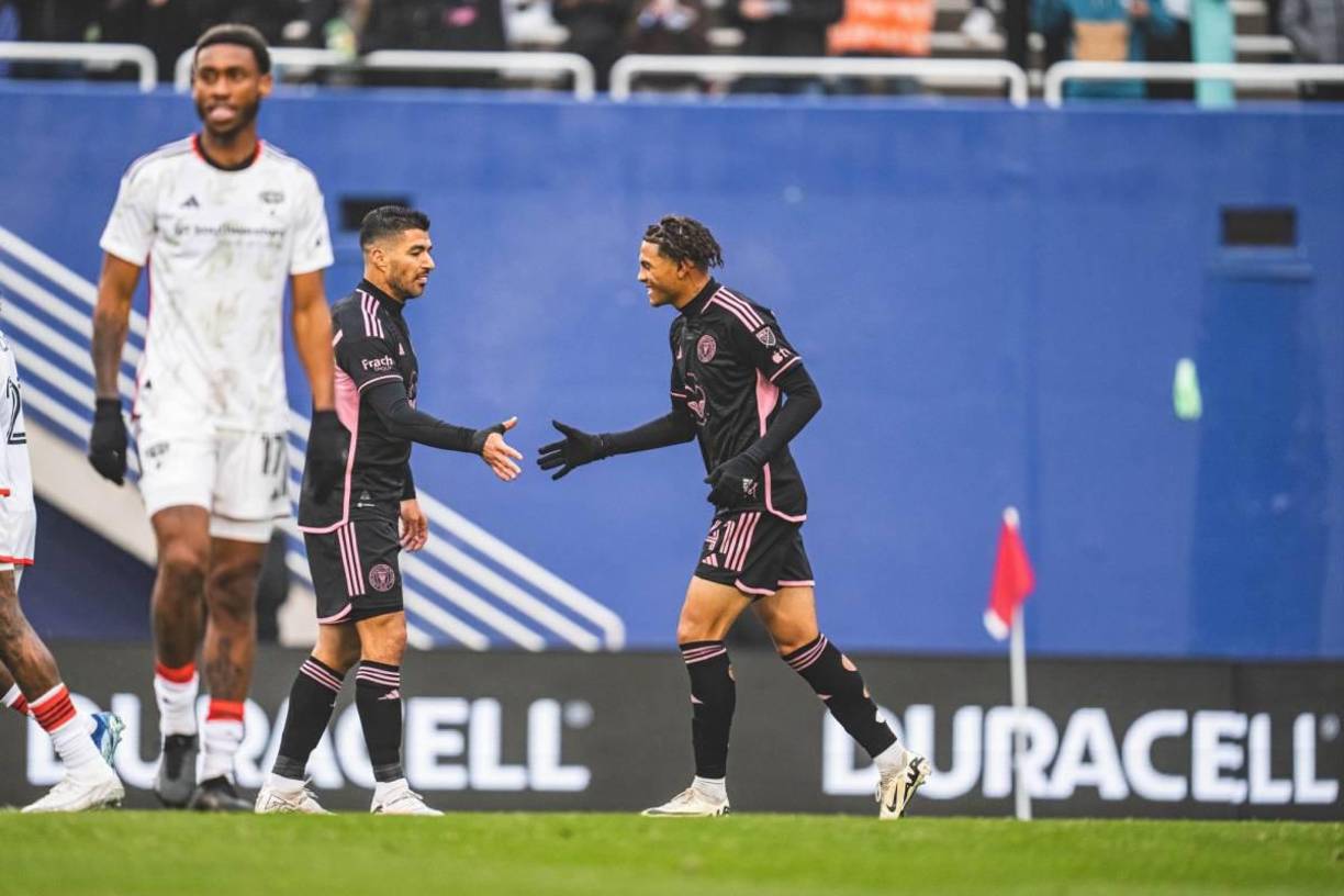 ¡Un sueño! La postal del catracho dándole la mano a su compañero de equipo, el uruguayo Luis Suárez, quien llegó esta temporada como refuerzo de lujo.