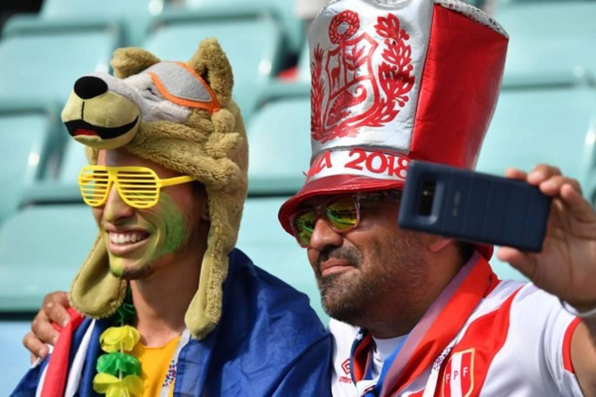 Un aficionado australiano y un peruano, posando para la foto. Foto AFP