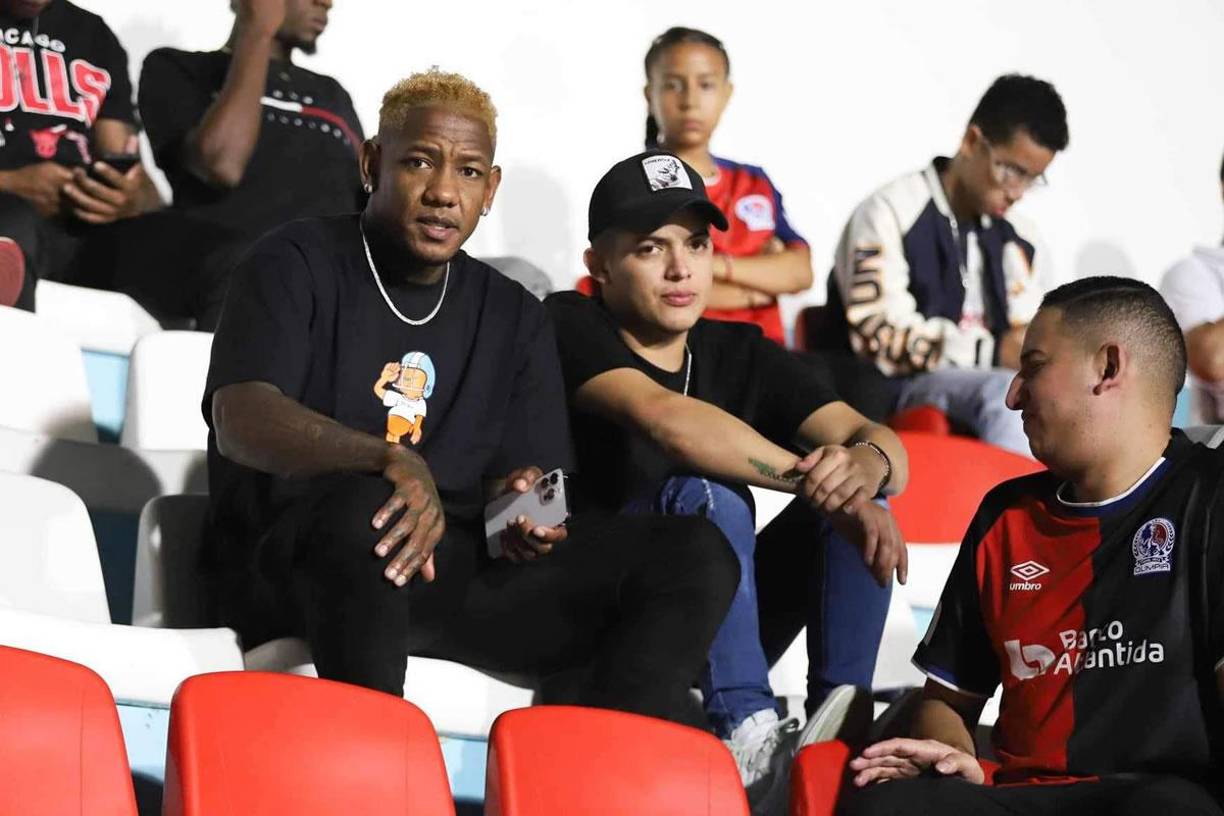 Romell Quioto fue uno de los personajes presentes en el estadio Nacional Chelato Uclés y no perdió la oportunidad de ver al Olimpia contra la UPN.