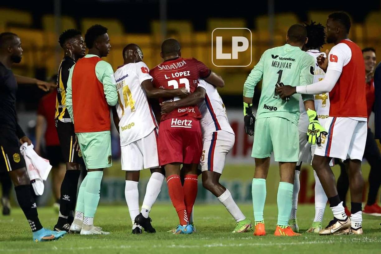 Al final del Clásico se vio un buen rollo entre los jugadores de Real España y Olimpia.