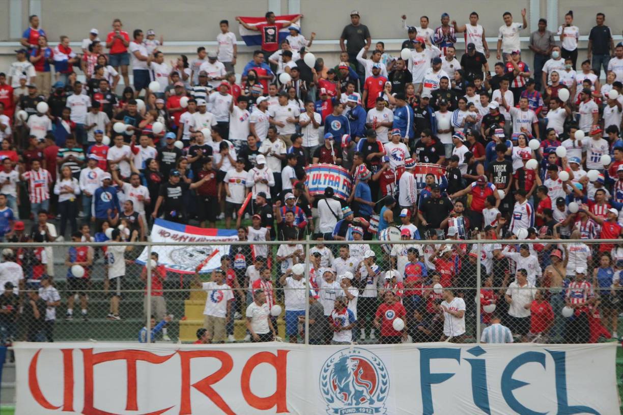 La afición del Olimpia llegó en una buena cantidad al estadio Carlos Miranda de Comayagua.