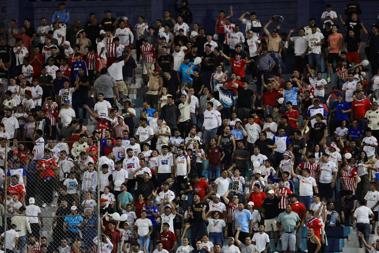La afición del Olimpia también dijo presente en el inmueble y lo hizo en paz.
