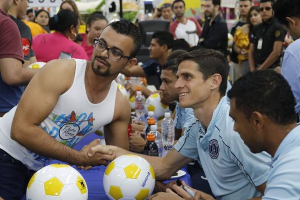 Muchos aficionados pidieron su respectiva fotografía y se llevaron autógrafos de los jugadores del Motagua.