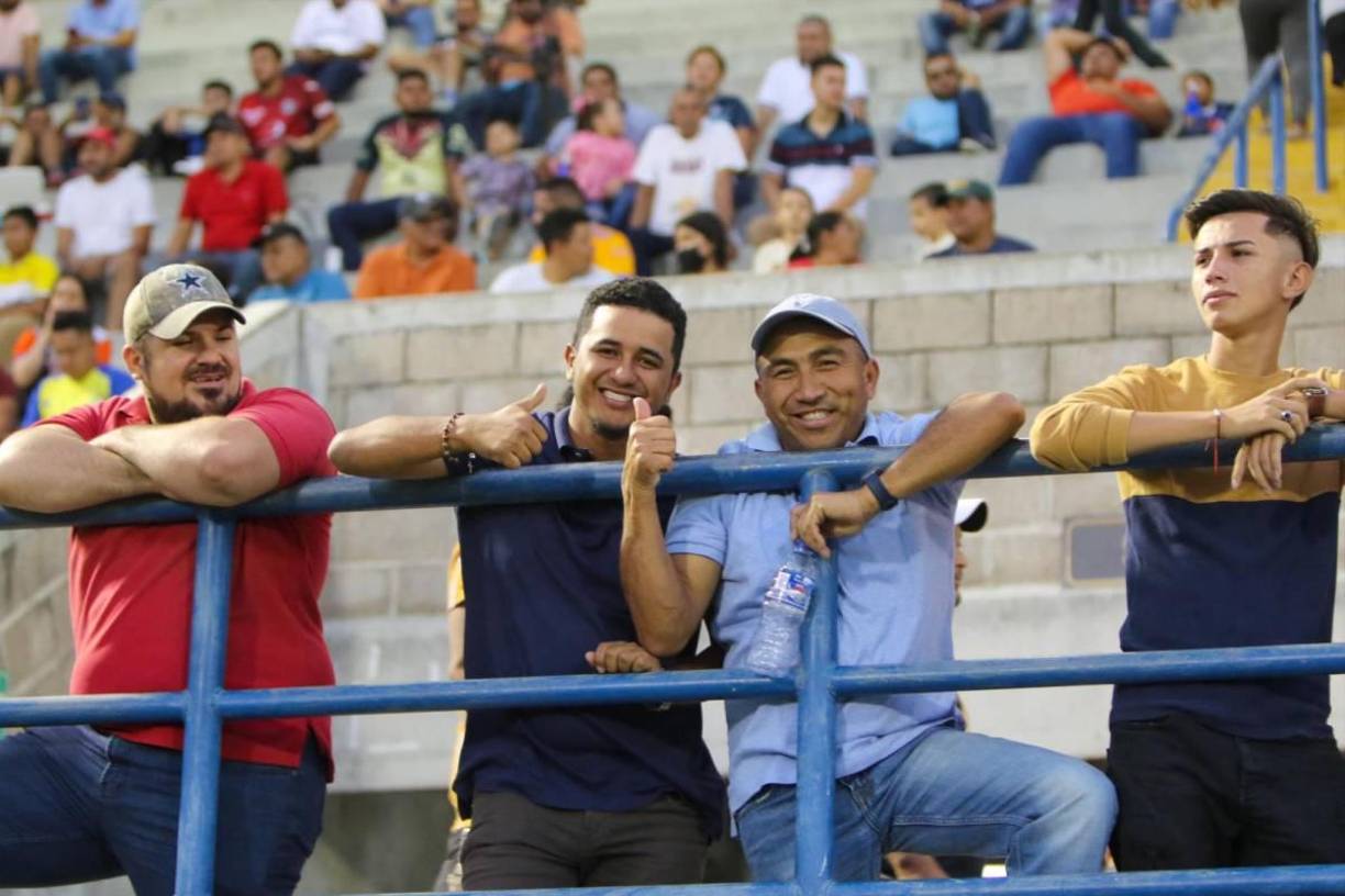 Pero, ya era hora de comenzar el duelo y antes de ello estos amigos aprovecharon para posar frente a las cámaras de Diario LA PRENSA.