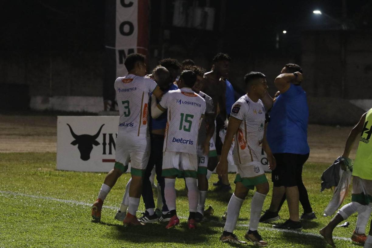 ¡Entre abrazos! Los jugadores no evitaron mostrarse emocionados por estar en la recta final del certamen.