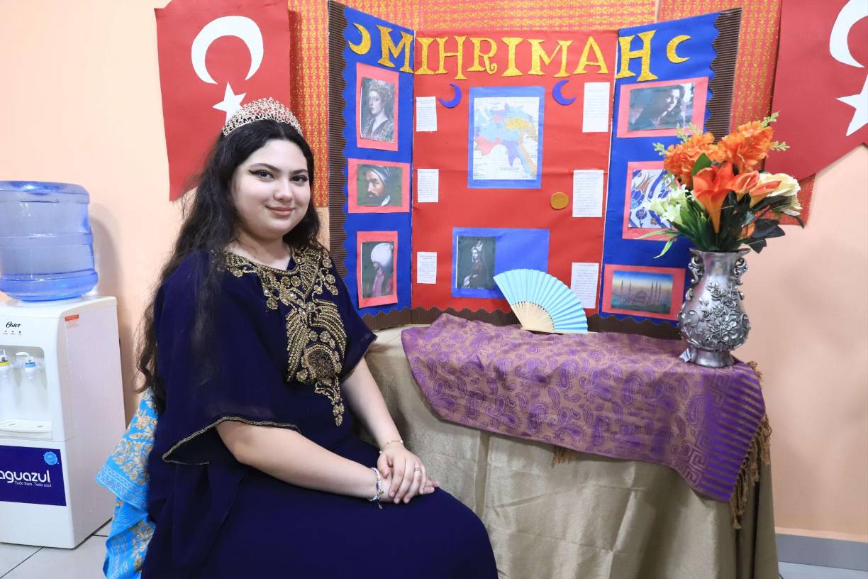 Ester Arita figuró como Mihrimah Sultan, la hija del sultán otomano Solimán el Magnífico y su esposa Hürrem Sultan.