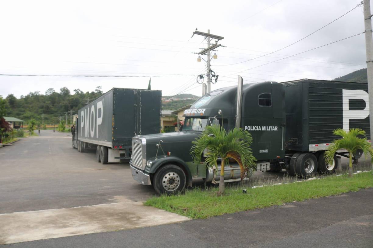  La flota vehicular comprende de dos rastras, 1 plataforma y 11 camiones de carga pesada para un total de 14 unidades de apoyo logístico.