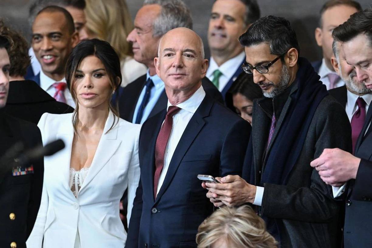 Jeff Bezos, fundador de Amazo ha acudido a la cita junto a su prometida Lauren Sánchez con traje blanco y top lencero del mismo color. En la imagen junto al CEO de Google, Sundar Pichai