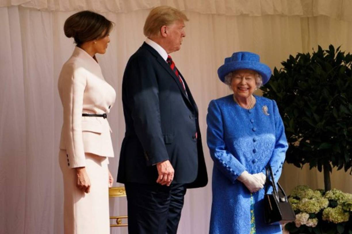 Sin embargo, Trump no esperó a que ella extendiera su mano, ni realizó la inclinación de cuello establecida en caso de los hombres -Melania, tampoco la reverencia estipulada- ante ella. El presidente de EUU, tomó la iniciativa: le dio la mano.