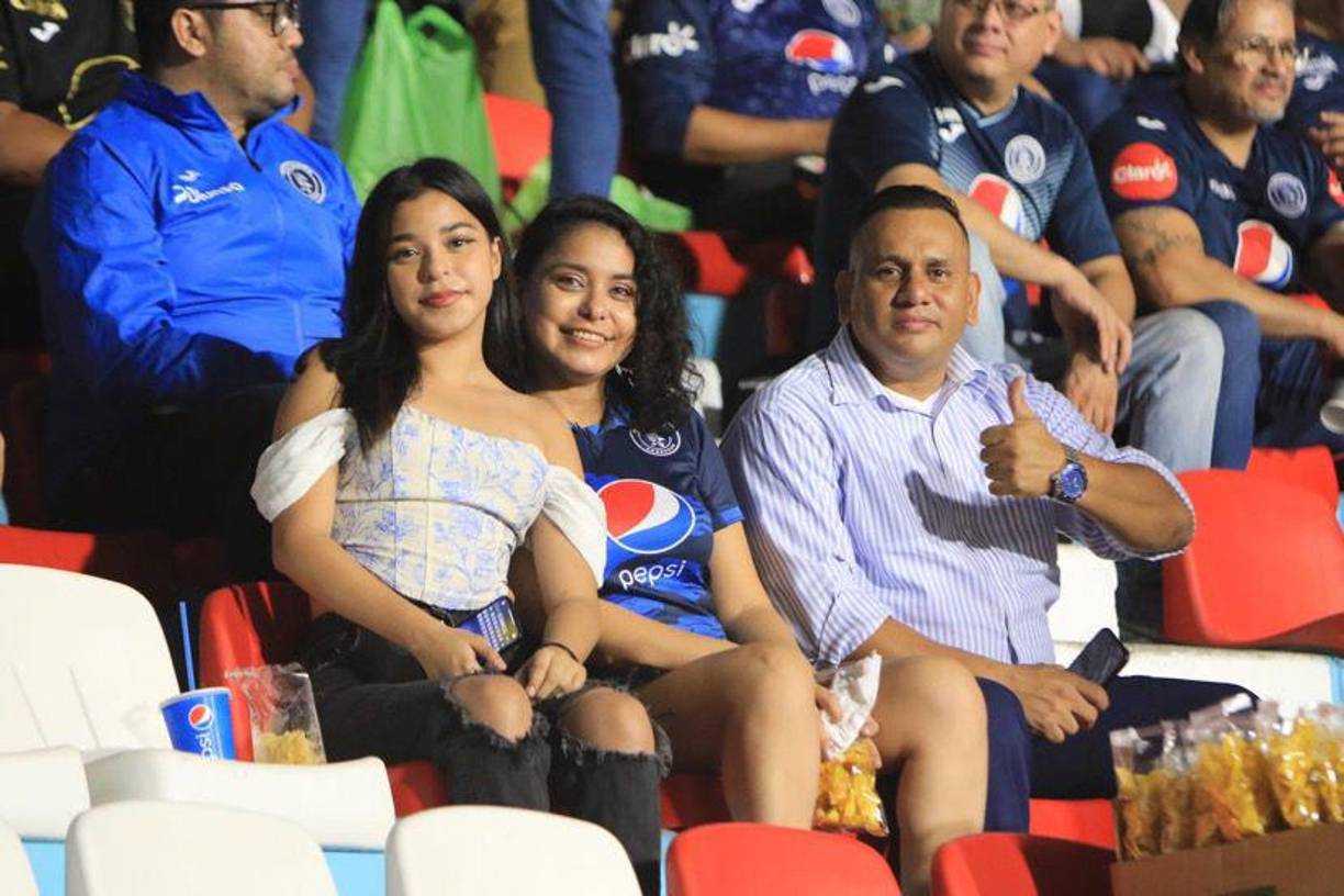 Así posaron estos aficionados a las cámaras de Diario LA PRENSA presente en el Chelato Uclés. 