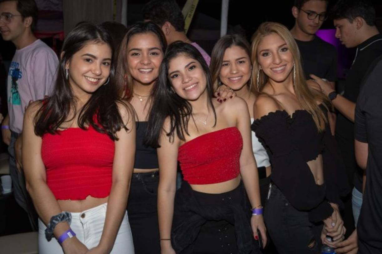 Valeria Coello, María José Rodríguez, Valeria Castillo, Valeria Fiallos y María Paola López.