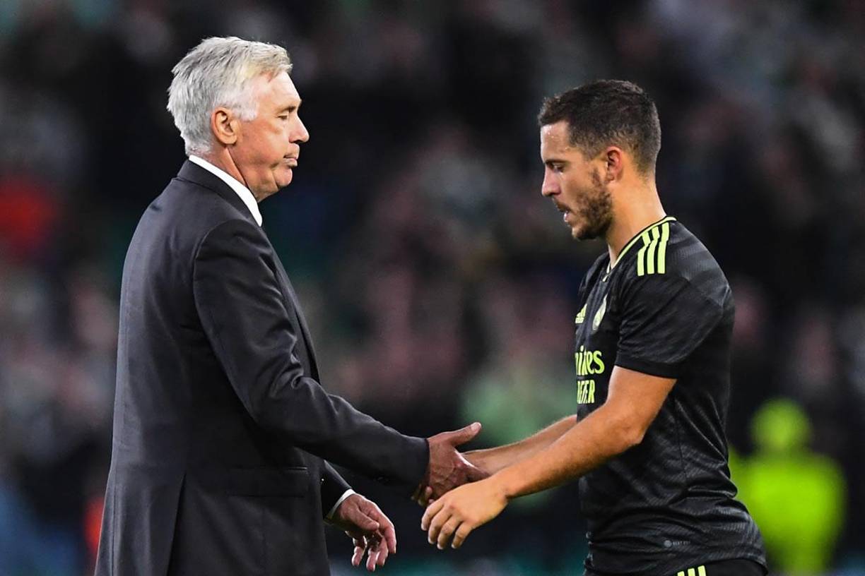 Carlo Ancelotti felicitó a Eden Hazard al final del partido.