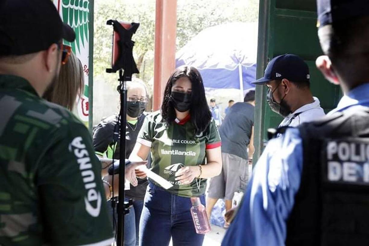 El Marathón contó con el apoyo de guapas aficionadas en el clásico contra Motagua.