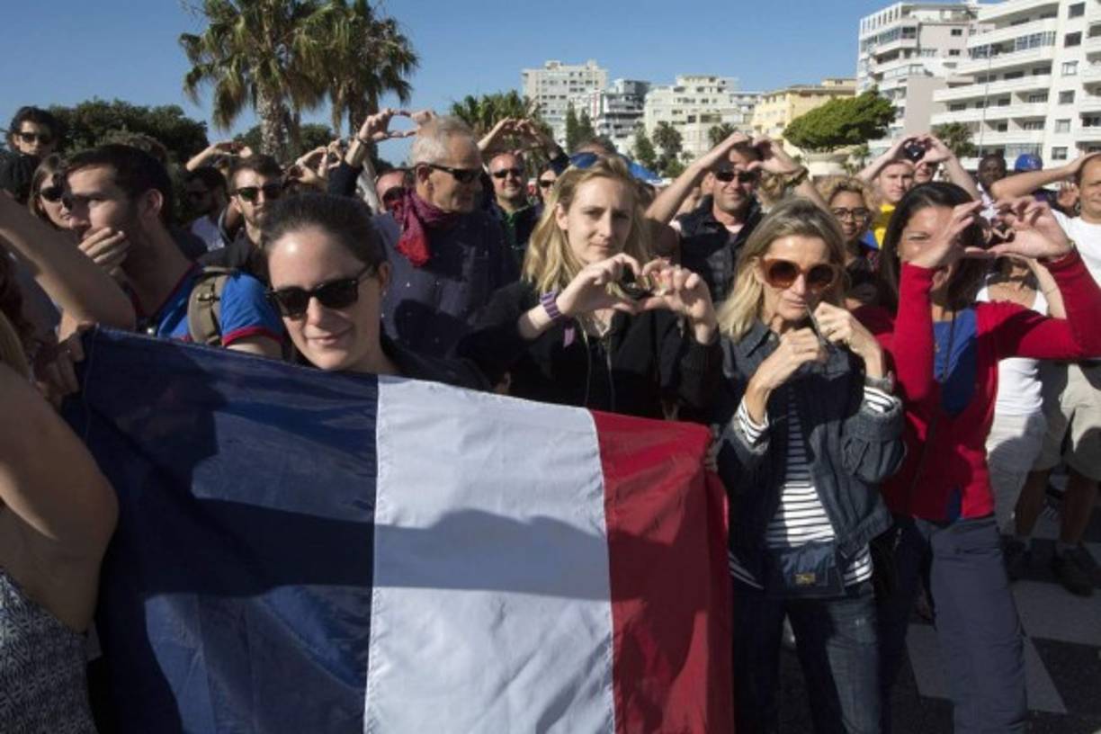 Decenas de personas participaron en una marcha pacífica en Suráfrica contra el terrorismo en París.