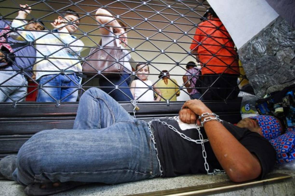 Un ciudadano venezolano se apostó en las afueras de las oficinas de migración de su país en protesta por la deportación de los colombianos.