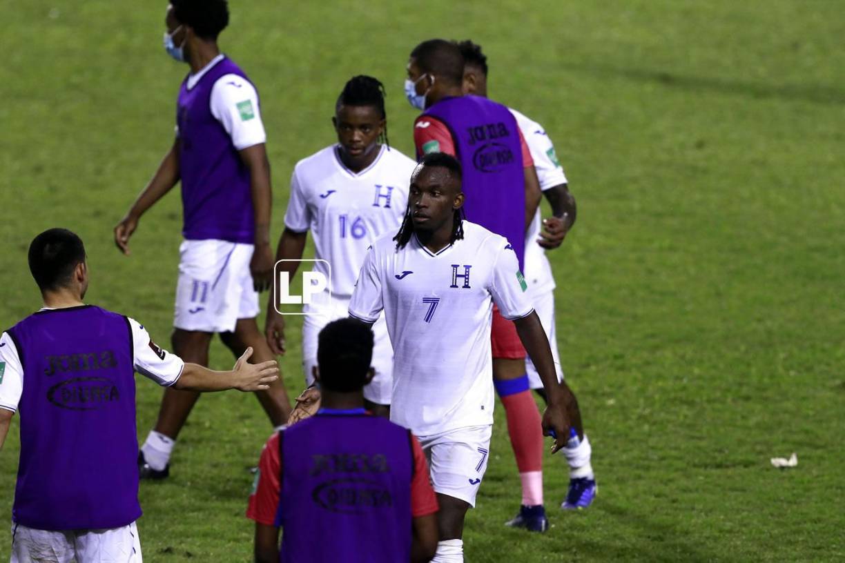 Los jugadores de la Selección de Honduras salieron cabizbajos del campo tras la derrota.
