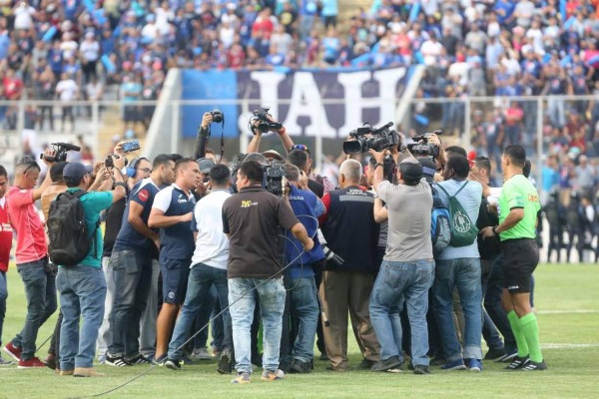 En el centro del campo también se armó un relajo por los reclamos de Diego Vázquez.