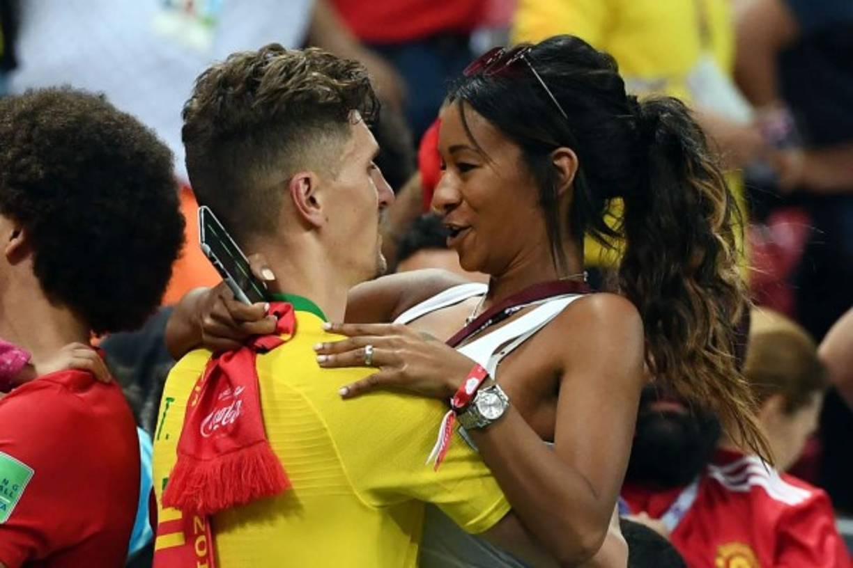 Thomas Meunier y el sexy festejo con su novia en las gradas.