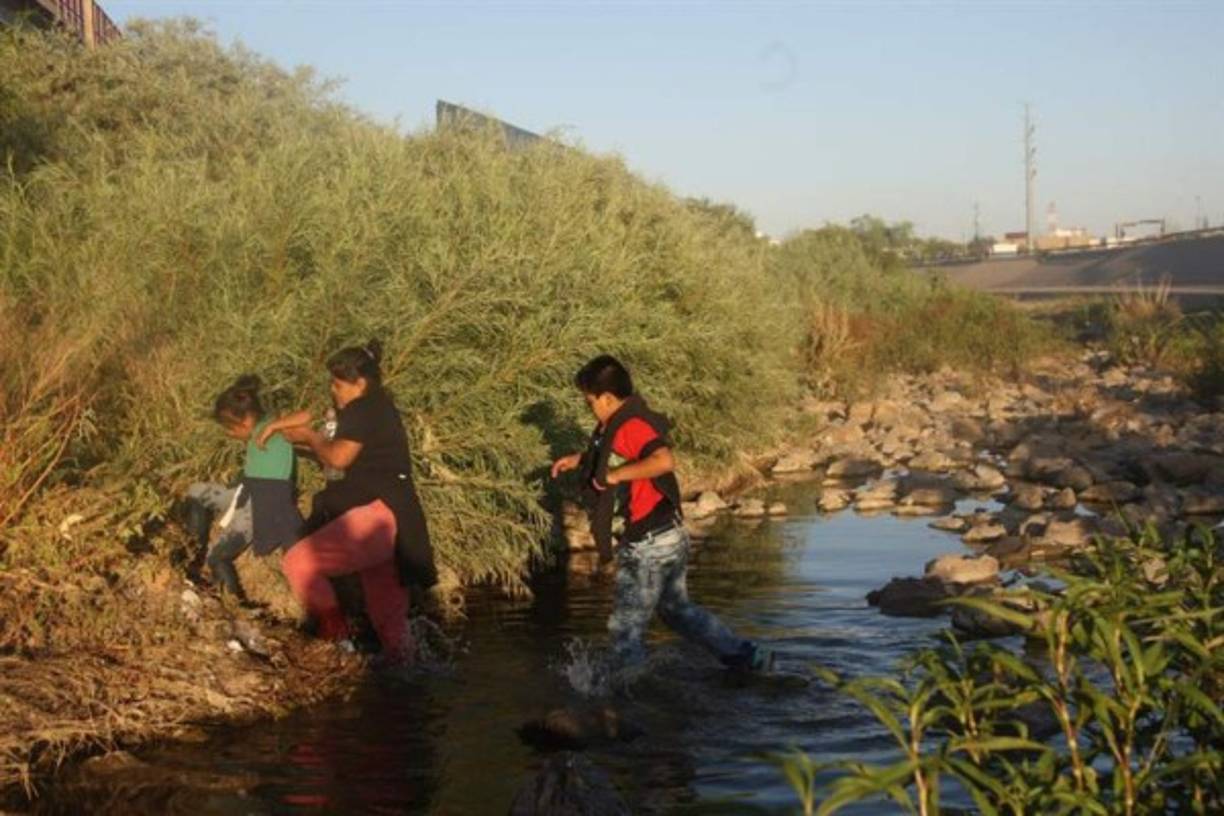 Los migrantes, la mayoría de ellos familias con niños, aprovechan para cruzar por abajo de los puentes, ya que en esa parte no hay agua en el río, cuyo flujo generalmente es regulado por los estadounidenses.