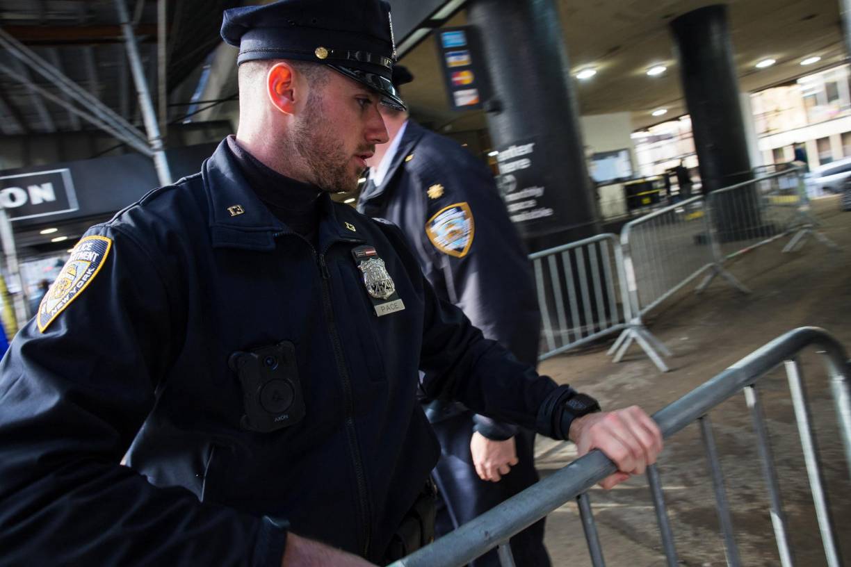 La policía custodia las instalaciones del hotel Watson a la espera de la llegada de nuevas familias migrantes.