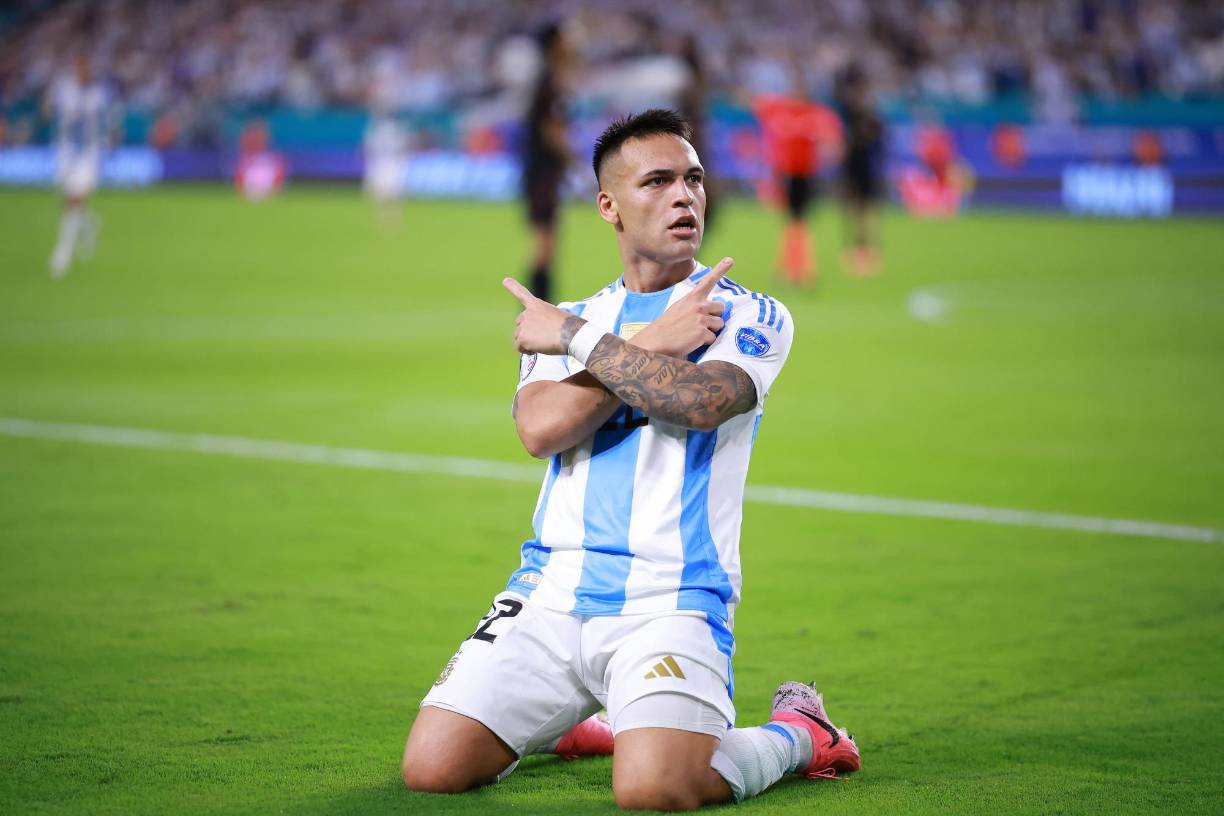 Atacantes: Lionel Scaloni apostará por Lautaro Martínez como el centrodelantero en el inicio del encuentro. Es el líder en la tabla de goleadores de la Copa América 2024 con cuatro anotaciones.