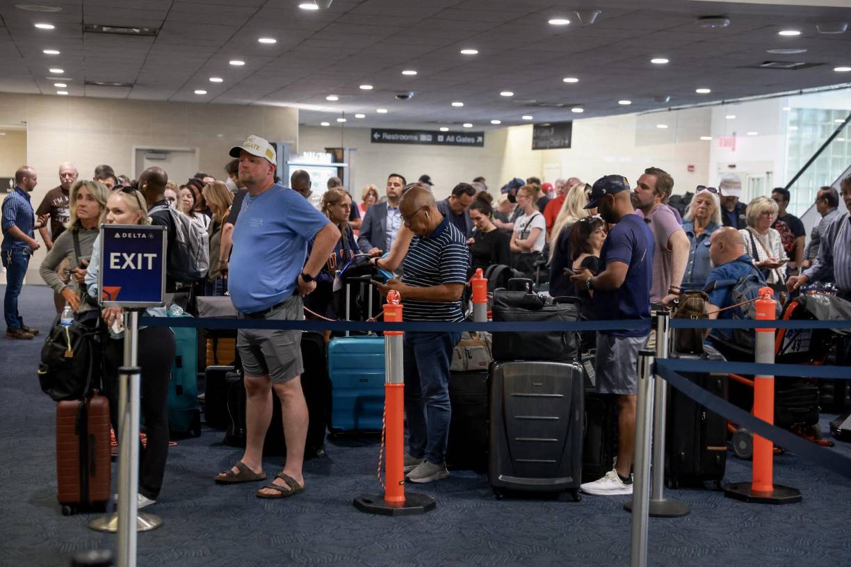 La avería se debió a una actualización defectuosa en los sistemas operativos Windows de Microsoft de un programa antivirus del grupo estadounidense de ciberseguridad CrowdStrike Falcon, que descartó un ciberataque o un problema de seguridad informática.