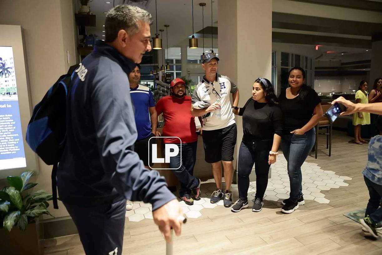 Varios aficionados hondureños estaban esperando a la Selección en el hotel de Miami.