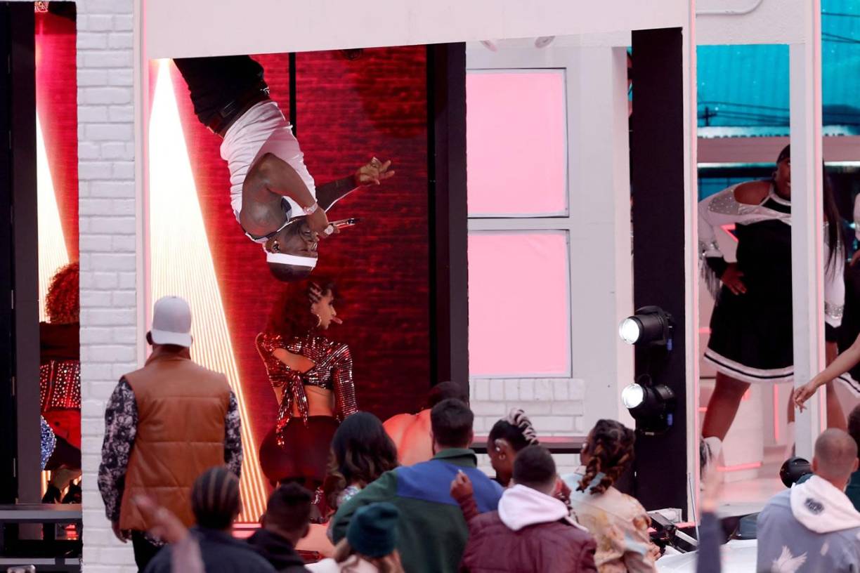 50 Cent fue el invitado sorpresa de la noche, apareciendo boca abajo cantando delante de todos.