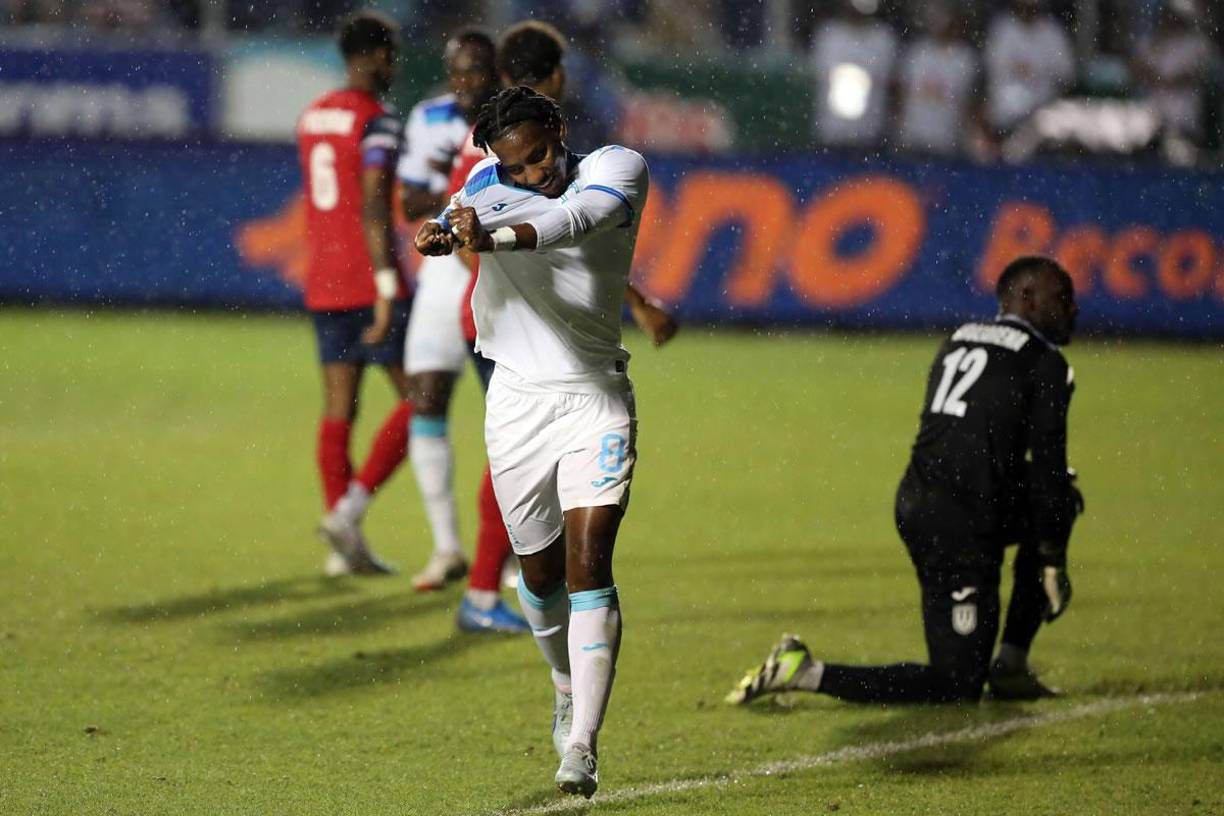 El delantero catracho corrió a celebrar su primer gol con la Selección Mayor de Honduras en 21 partidos que ha jugado.