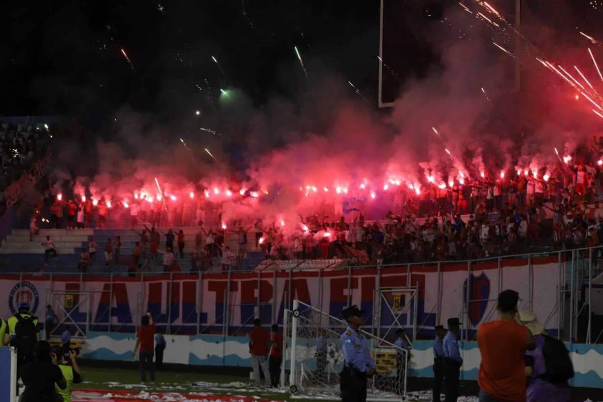  La afición del Olimpia también utilizó pólvora en el clásico, sin embargo esta no fue dirigida hacia la cancha.