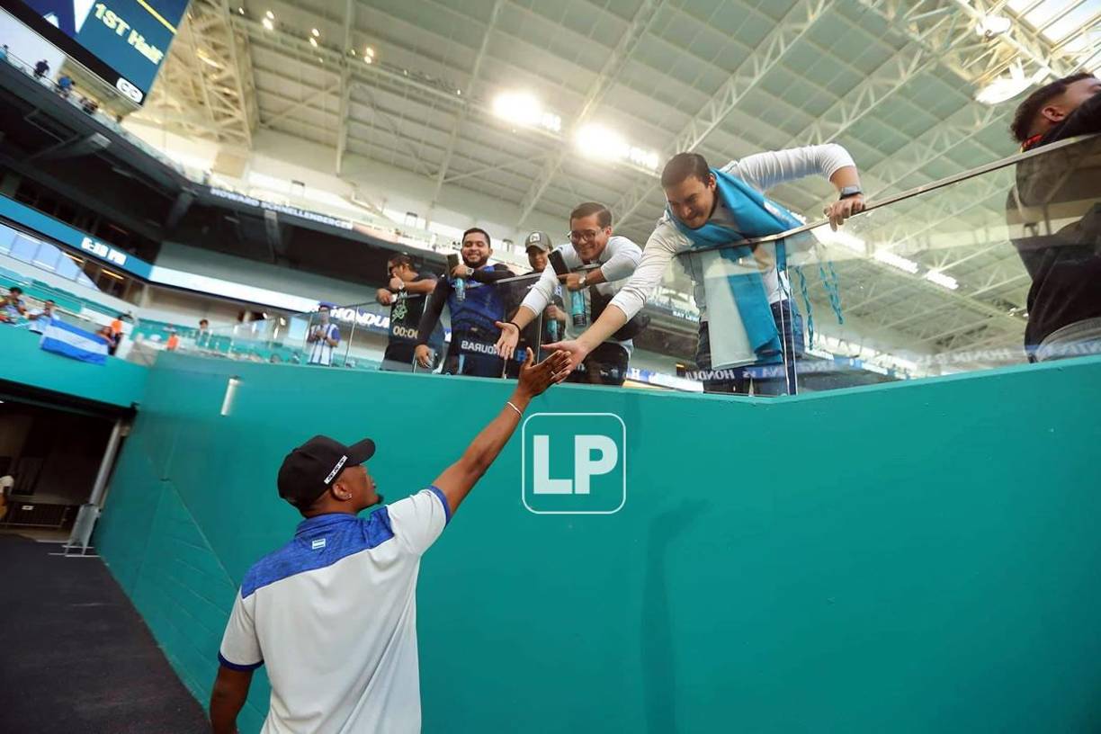 Deiby Flores saludó a los primeros aficionados hondureños que ingresaron al Hard Rock Stadium para el partido ante Argentina.