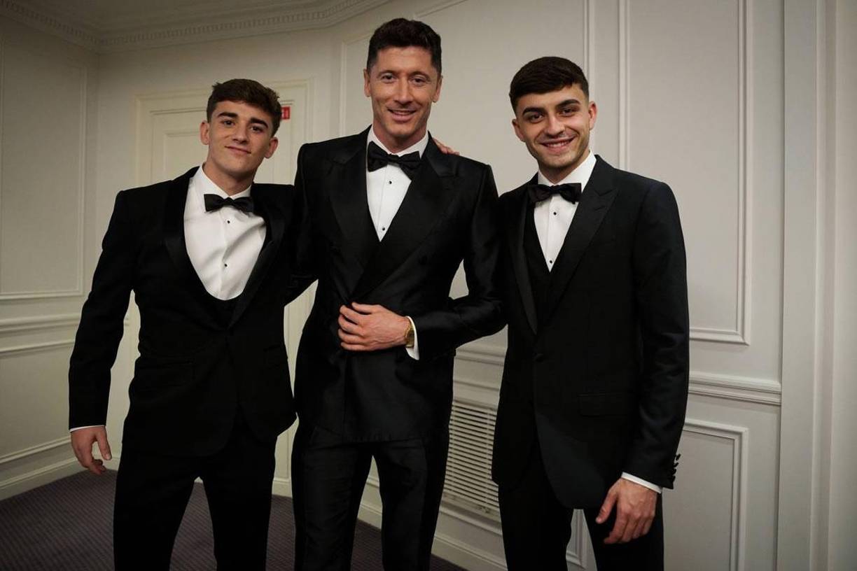 Gavi, Robert Lewandowski y Pedri representando al Barcelona en la Gala del Balón de Oro.