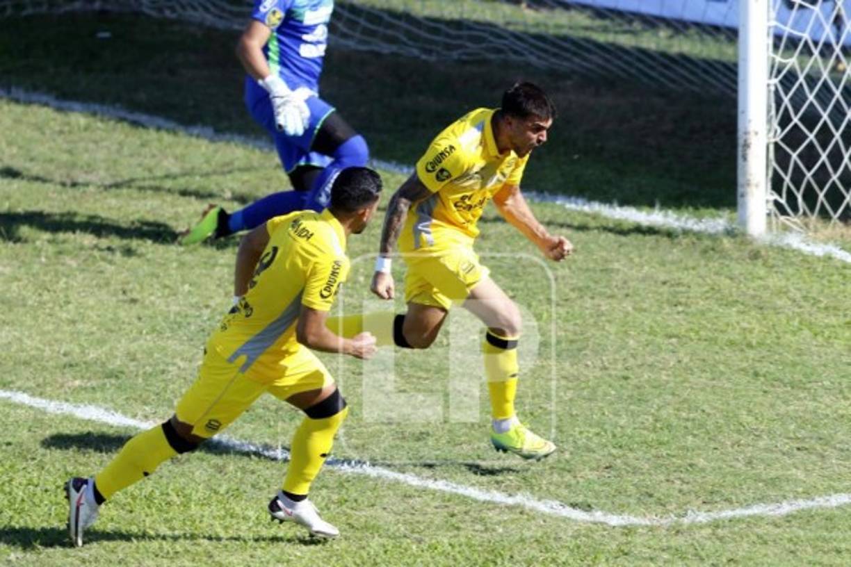 El delantero argentino Ramiro Rocca cobró el penal y así se estrenó como goleador con la camiseta del Real España.