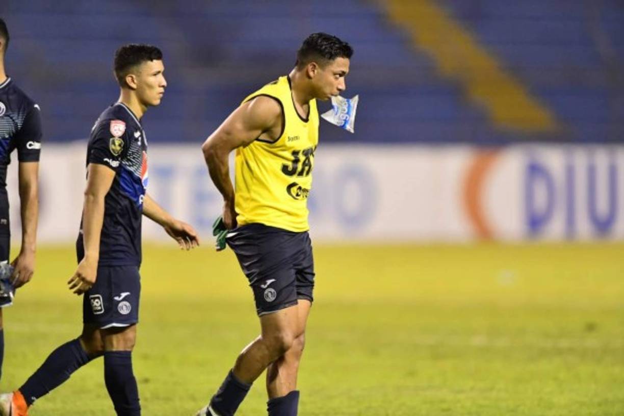 Emilio se puso luego un chaleco del Motagua.