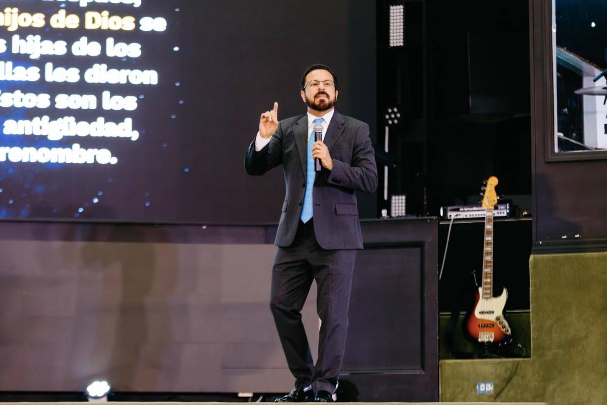 Durante la charla, Ponce Jr. comentó que, aunque para algunos la rapidez con la que su padre contrajo matrimonio nuevamente pudo parecer <b>precipitada</b>, él cree que fue una decisión <b>sabia</b> y digna de <b>respeto</b>.