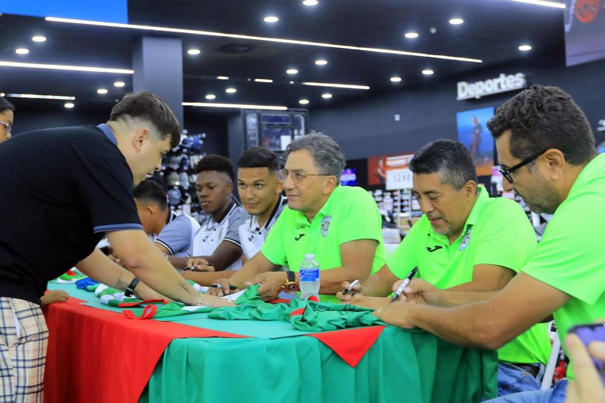 Salomón Nazar firmó autógrafos a los aficionados del Marathón.
