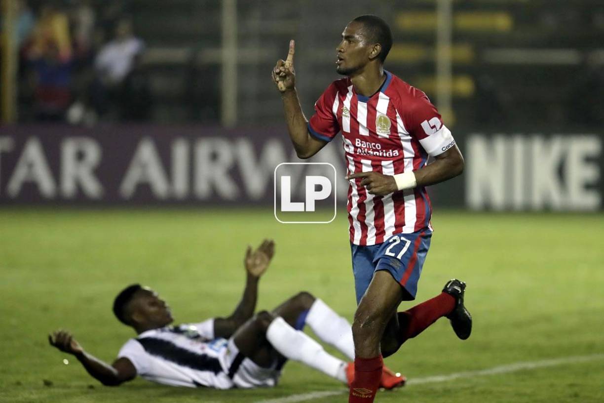 Jerry Bengtson celebrando su gol para el 0-2 del Olimpia.