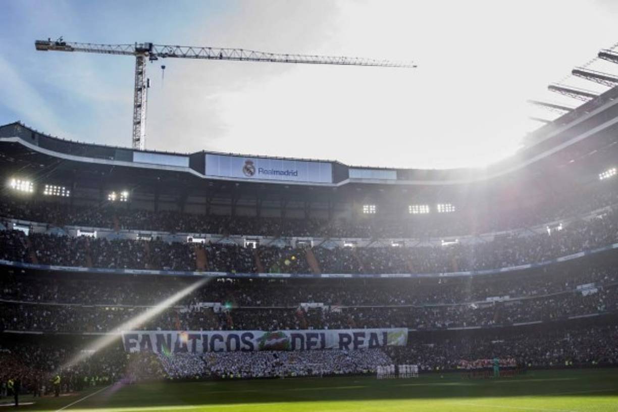 Las grúas del estadio Santiago Bernabéu también fueron testigo del derbi madrileño.