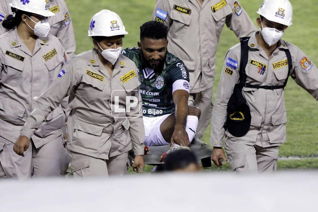 Reinieri Mayorquín salió del campo en camilla por una lesión.
