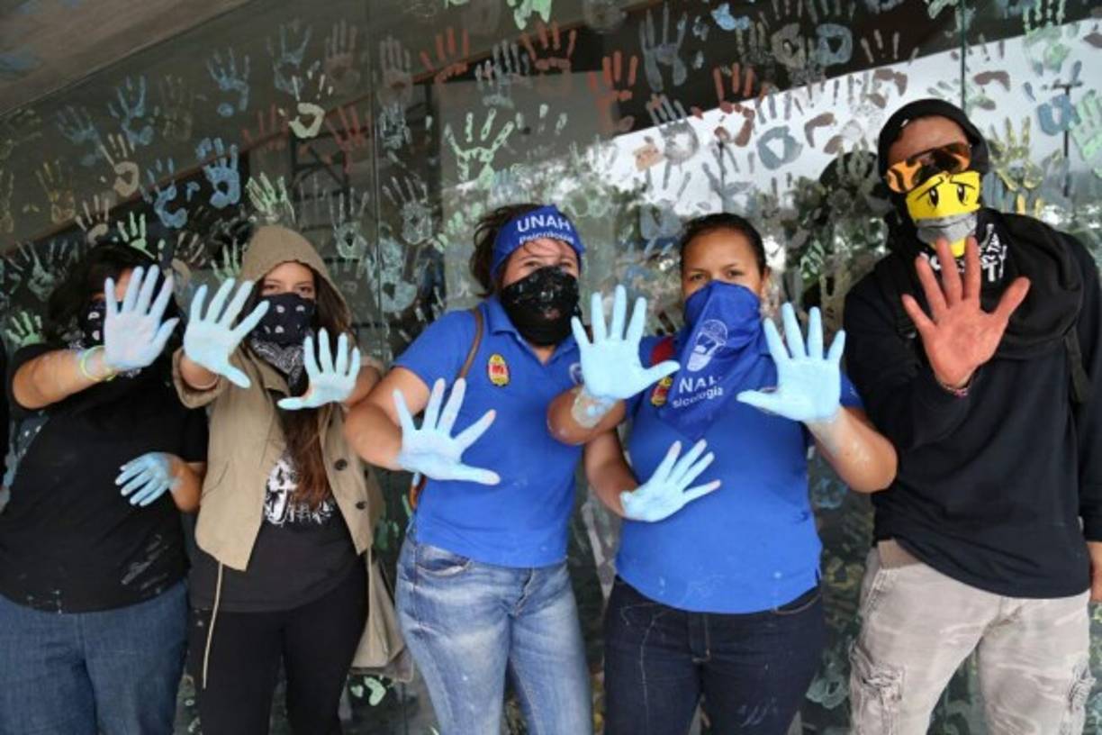Los estudiantes quieren un diálogo que sea participativo con una mesa mediadora. Además la renuncia de la rectora de la Unah, Julieta Castellanos.